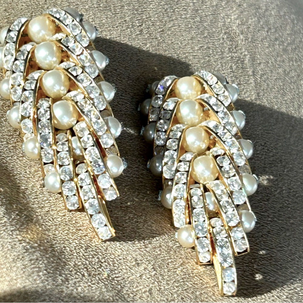 Hand Made Kato Runway Elegance Pearl & Channeled crystal Clip Fitted Earring New